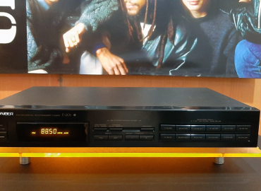 Pioneer F-201 Stereo Tuner